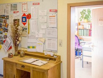 Das Bild zeigt die Tür zum Büro der Mittarbeiter