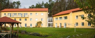 Aussenansicht des Gebäudes mit Garten und Pavillon