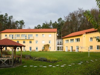 Aussenansicht des Gebäudes mit Garten und Pavillon